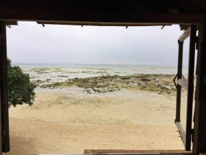 浜辺の茶屋・引き潮の風景