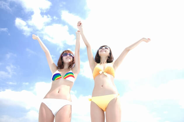 沖縄のビーチで泳ぐ女性