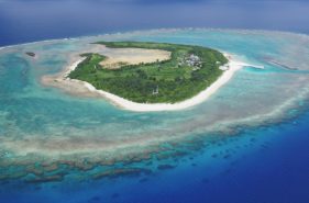 沖縄本島から船でたった15分！驚きの海の美しさ、水納島の魅力｜サンゴの海でマリンアクティビティを楽しもう