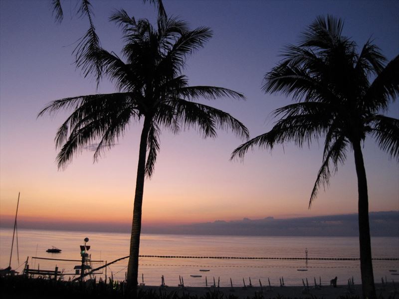 ザ・ムーンビーチ ミュージアムリゾート（旧：ホテルムーンビーチ）　夕日