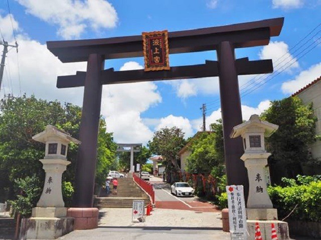 可愛いお守りで運気アップ！沖縄の由緒ある神社で縁結びの旅。