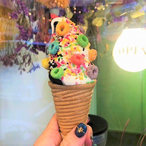 沖縄　アイスクリーム　HOLD BY HAND　カラフルなソフトクリーム