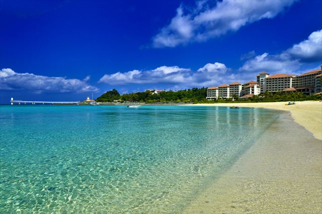 沖縄　高級ホテル　ザ・ブセナテラス　ビーチからホテル外観を臨む