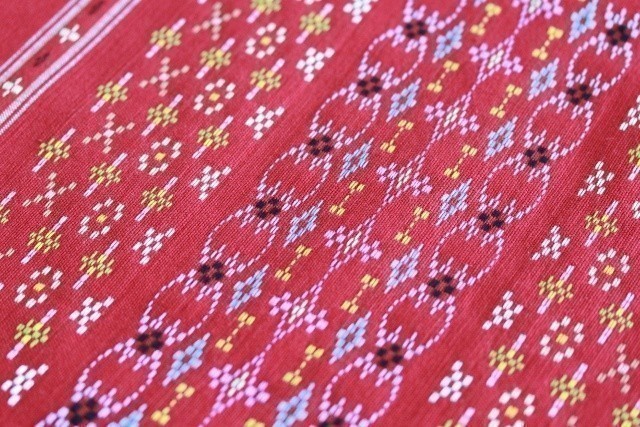 読谷村　伝統工芸品　読谷山花織　赤布に施された細かい模様