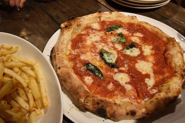 北谷　サンセットディナー　Pizzeria Bar Ariccia　ピザとポテト