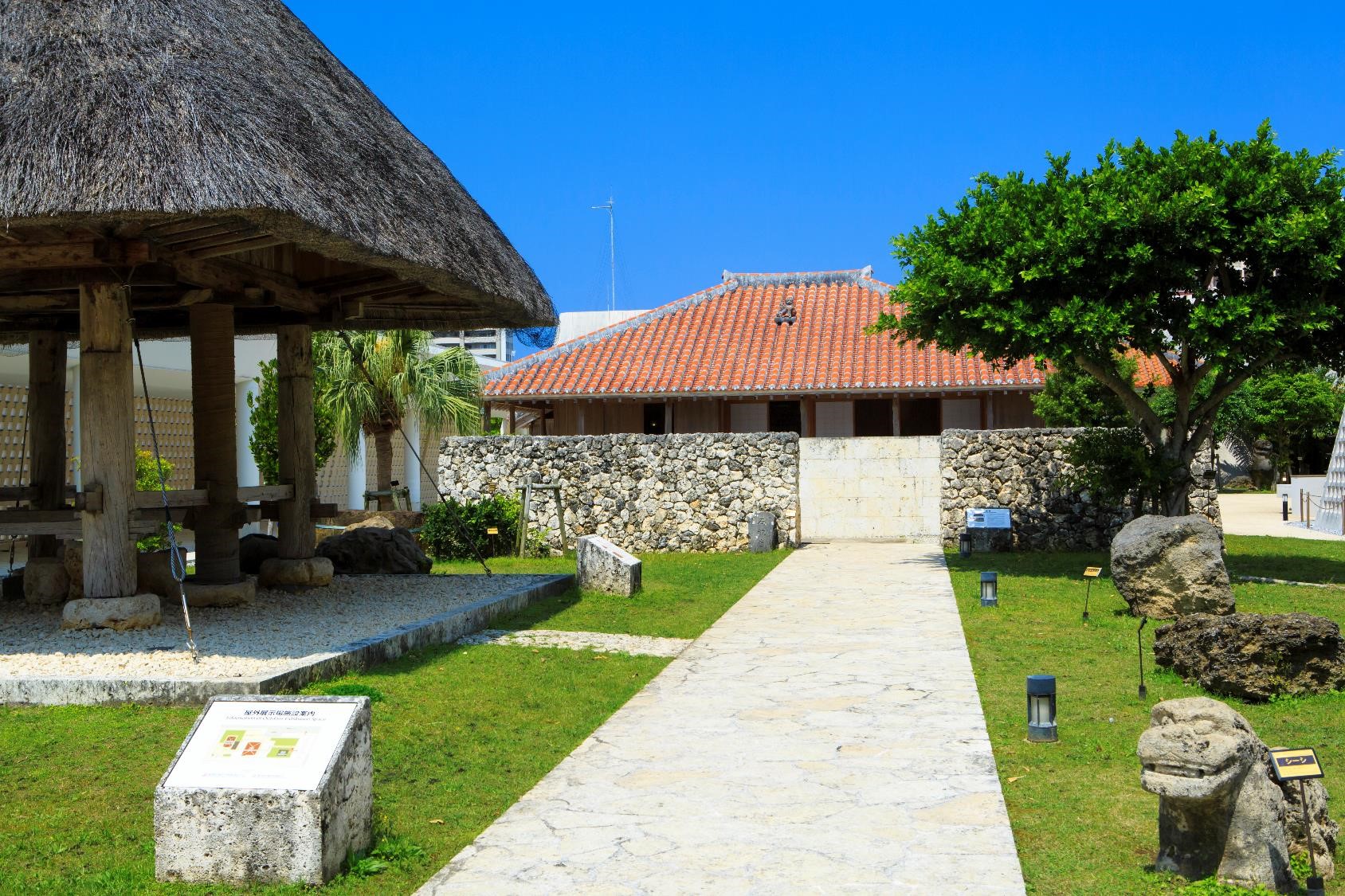 沖縄の伝統的な民家が再現されている屋外展示
