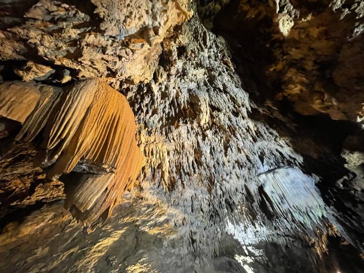 cave-okinawa　紅白岩