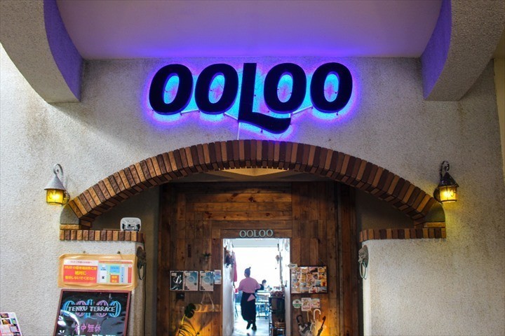 ooloo　沖縄　絶景カフェ　店内