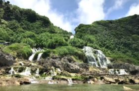 ギーザバンタ（慶座絶壁）は海に流れ落ちる末広がりの滝｜沖縄南部の絶景