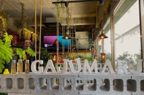 琉球×ストリートアートと植物でいっぱいのおしゃれカフェ「ガジュマルカフェ」＠コザ