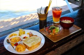 「浜辺の茶屋」の海色の窓辺でモーニング～人気カフェで平日完全予約制の朝食