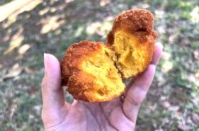 「かぼちゃアンダギー専門店カラバーサ」クチコミで美味しいと噂のアンダギーはもちふわ