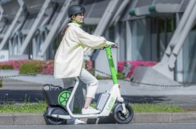 石垣島で電動シートボード「Limeラクモ」のサービス開始｜大阪・関西万博で使用された車両を再活用