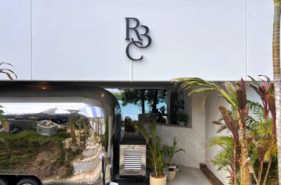 沖縄の海と空を独り占め！ソファ席でくつろぐ極上カフェ＆バー「RYUKYU BEACH CLUB」