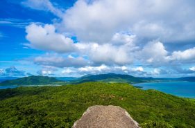 石垣島の穴場絶景「屋良部岳」登山ガイド｜片道15分で出会う大パノラマ台座”トロルの舌”