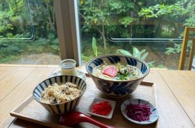 沖縄そば 今帰仁の森｜やんばるの森に囲まれる店内で癒しの一杯を