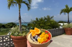 古宇利大橋を一望！絶景テラスで味わうフルーツたっぷりアサイーボウル【なんくるキッチン】