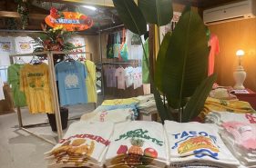 那覇の隠れ家Tシャツ店「南洋幻想」｜裏路地の奥にNEOオキナワ土産