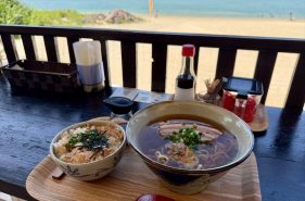 お店から4歩でもうビーチ！海を眺めながら味わう「沖縄そば龍仁」｜今帰仁村・ウッパマビーチ