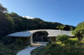 Cafe 天の船｜沖縄県本部町に突如現れる宇宙船のようなカフェ