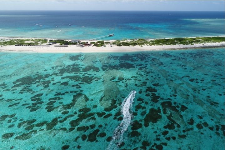 北谷から約45分！沖縄の人気「無人島リゾート」ナガンヌ島へ日帰り海水浴。2026年9月、初の北谷発ツアーがスタート